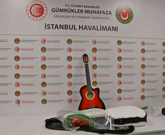 İstanbul Havalimanı’nda uyuşturucu operasyonları: Gitar kılıfından ve terlik tabanından uyuşturucu çıktı